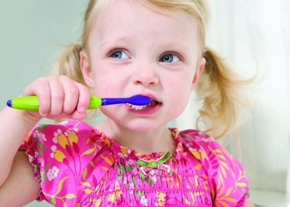 Sfaturi pentru ca părinții să aibă grijă de mamifotul dinților copilului tău