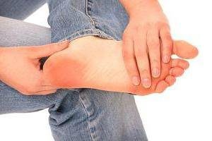 Pielea uscată de pe gleznele picioarelor provoacă iritații și fisuri