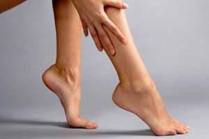 Száraz bőr a lábak bokáján irritációt és repedéseket okoz