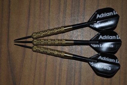 A célzott sárgarézdarták célozzák az adrian lewis, 20 gramm, a nem hivatalos darts bajnoki szibériát