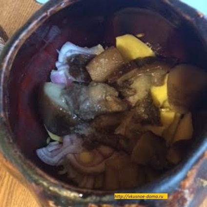 Roșie carne de porc cu unt și cartofi sub maioneză în vase - delicioase acasă