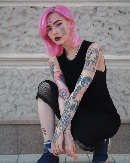 Fata de 19 ani a hotărât să elimine fața cu tatuaje (24 fotografii)