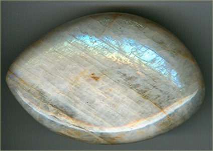 Adularia, Labrador, proprietățile Moonstone, disting falsurile