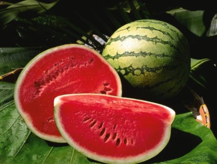 A görögdinnye előnyökkel jár és árt a friss, égetett, erjesztett, sózott tulajdonságoknak, amelyek az emberi egészségre vonatkoznak