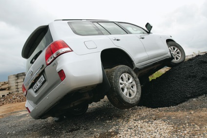 Chevy tahoe și toyota land cruiser lc 200, acesta este un duel de două lumi