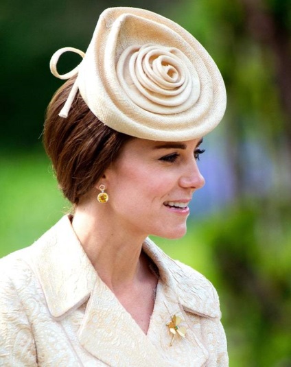 Kate egy kalapban hihetetlen fejfedő kate middleton - üzleti hírek és világi hírek megjelenítése