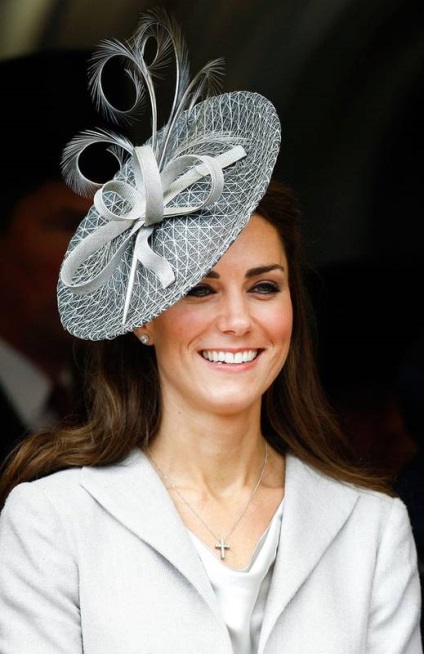 Kate egy kalapban hihetetlen fejfedő kate middleton - üzleti hírek és világi hírek megjelenítése