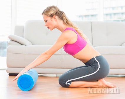 Exerciții fizice cu un roller de spumă, fitness, o revistă pentru femei 