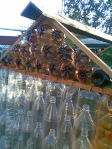 Kis ház műanyag palackokból