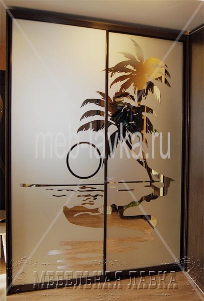 Ușile din dulapurile compartimentului cu un model de sablare - o direcție modernă de design - un magazin de mobilier