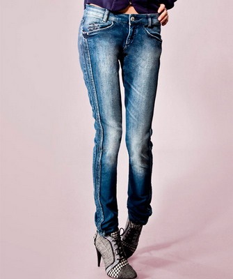Jeans pentru femei la modă pentru anul 2017 în fotografia modelului de iarnă, primăvară, vară și toamnă