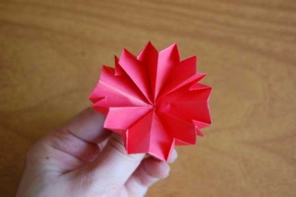 Garoafe - flori origami - figurine de hârtie cu mâinile lor