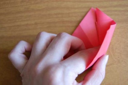 Garoafe - flori origami - figurine de hârtie cu mâinile lor