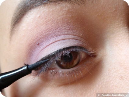 Cum să elaboreze săgeți frumoase cu eyeliner-markeri stelare de culori profunde culoare în umbră # 01