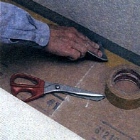Cum să tăiați corect marginile covorului