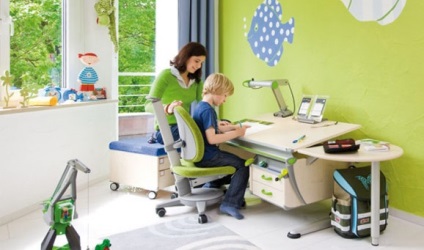 Cum să plasați un birou în camera copiilor