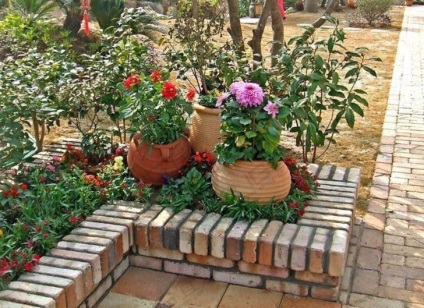 Cum să faci un pat de flori din cărămizi cu mâinile tale - o fotografie a unei grădini de flori într-o reședință de vară