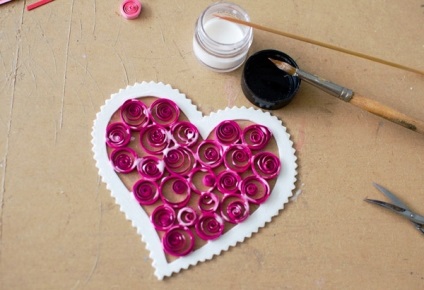 Cum de a face o Valentine în tehnica de quilling cu mâinile tale - foto creativ