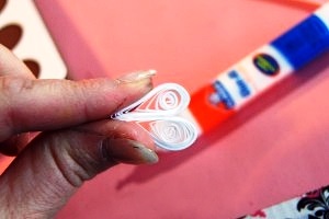 Hogyan készíts valentint a csilingelés technikájába a kézzel - fotó kreatív
