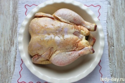 Milyen finom sütni egy csirkét a sütőben teljesen, egyszerű receptek egy fotóval