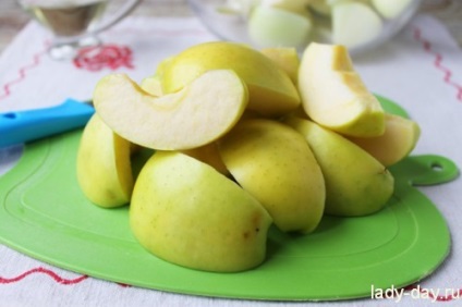 Cât de delicios este să coaceți în întregime un pui, rețete simple cu o fotografie