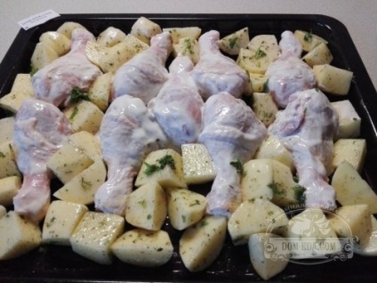 Csirke lábak burgonyával a receptben a sütőben fotóval