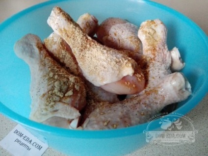 Csirke lábak burgonyával a receptben a sütőben fotóval
