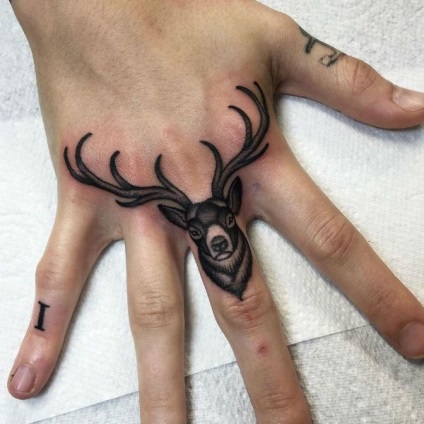 Малките момичета татуировки по пръстите на ръцете (снимка)
