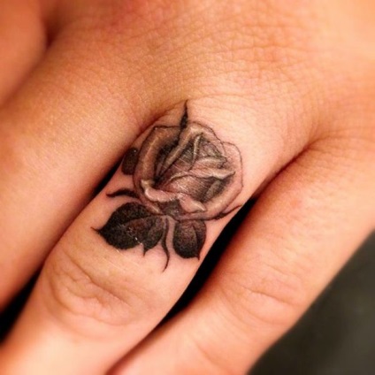 Tatuaj mic pe degete pentru fete (foto)