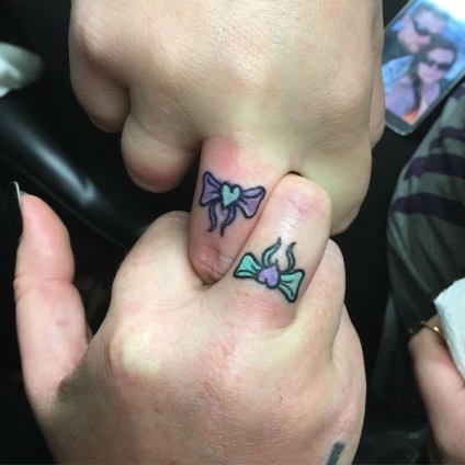 Малките момичета татуировки по пръстите на ръцете (снимка)