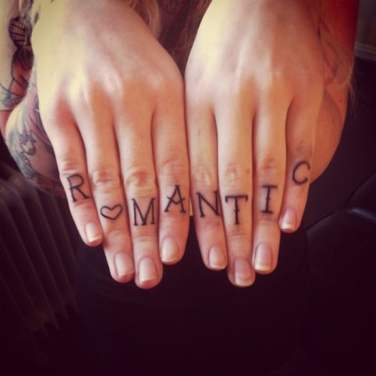Tatuaj mic pe degete pentru fete (foto)