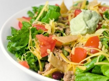 Húsos saláták egyszerű receptek alapján
