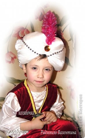 Costumul de Anul Nou al lui Sultan cu mâinile sale pentru un băiat