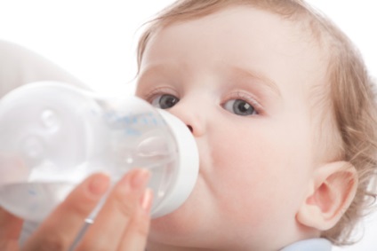 Este necesar să se dea apă unui copil, cât de mult și cum să dea apă în caz de sân, mixt, artificial
