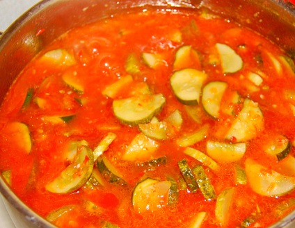 Castraveți într-o tomate adzhik - simple rețete