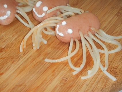 Carnati de caracatita si spaghete - cum sa preparati spaghete cu crenvurari pentru copii, reteta pas cu pas