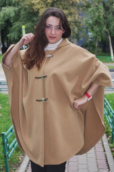 Coat-poncho este o alternativă excelentă la modelele standard