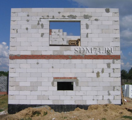 Lintels (ferestre care se suprapun) de la etajul al doilea al casei