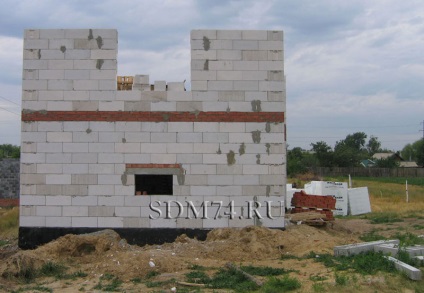 Lintels (ferestre care se suprapun) de la etajul al doilea al casei