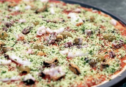 Пица от морето коктейл - стъпка по стъпка рецепта със снимки на