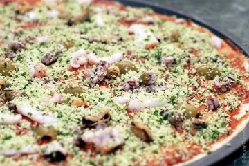 Pizza cocktail mare cu un amestec de fructe de mare