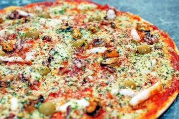 Pizza cocktail mare cu un amestec de fructe de mare