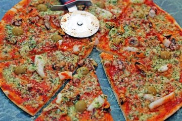 Pizza cocktail mare cu un amestec de fructe de mare