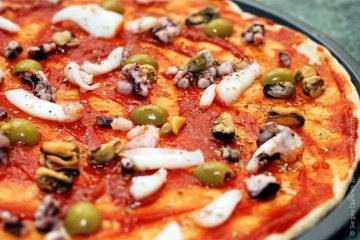 Pizza cocktail mare cu un amestec de fructe de mare