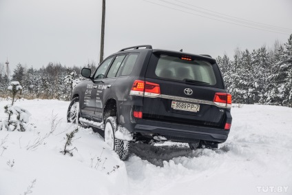 Aproape tovarășul chevrolet din Belarus împotriva adevăratului toyota lc200 japonez