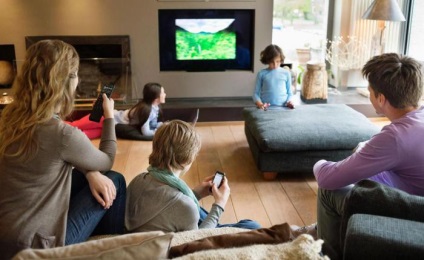 Adolescenții petrec o medie de 9 ore pe zi la televizor și la Internet
