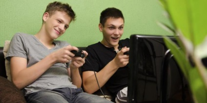 Adolescenții petrec o medie de 9 ore pe zi la televizor și la Internet