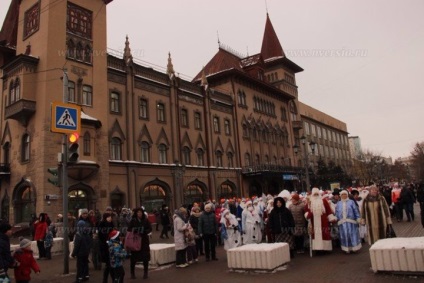 În centrul orașului Saratov era o paradă de oameni de zăpadă și bunicii înghețului