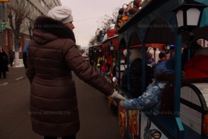 În centrul orașului Saratov era o paradă de oameni de zăpadă și bunicii înghețului