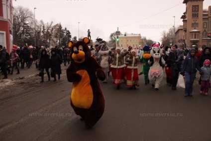 În centrul orașului Saratov era o paradă de oameni de zăpadă și bunicii înghețului